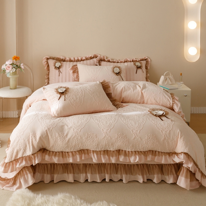 91家纺网 家纺一手货源 找家纺 2024高克重牛奶绒纯色蕾丝荷叶边夹棉单床盖单件保暖床盖三件套 千玺粉