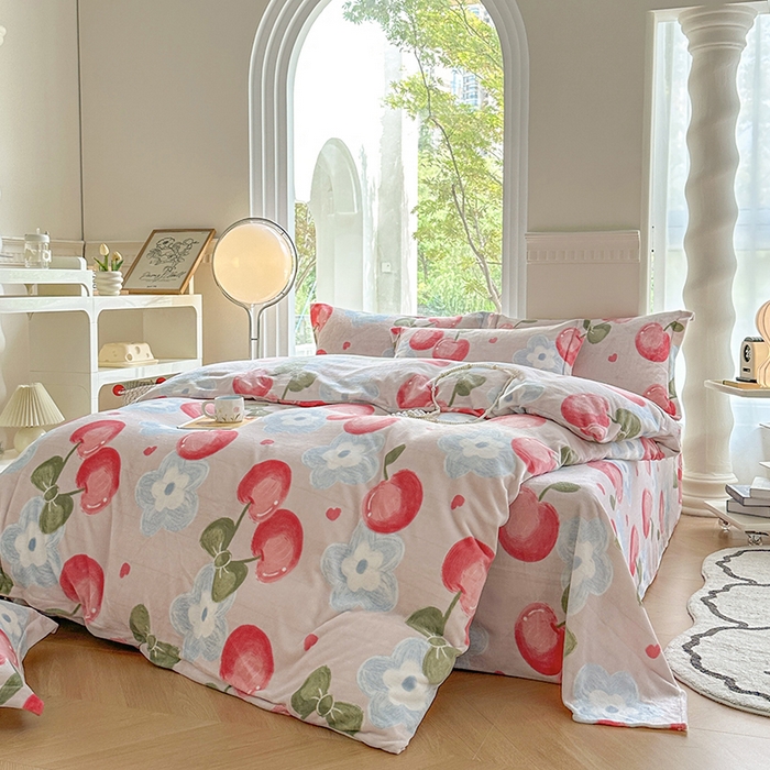 91家纺网 家纺一手货源 找家纺 2024秋冬新款牛奶绒单被套 樱桃世界