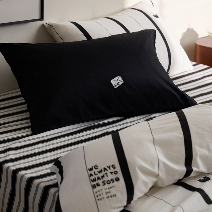 91家纺网 家纺一手货源 找家纺 雅居纺家纺 2023新款13070全棉混搭绣花款四件套 黑白条纹