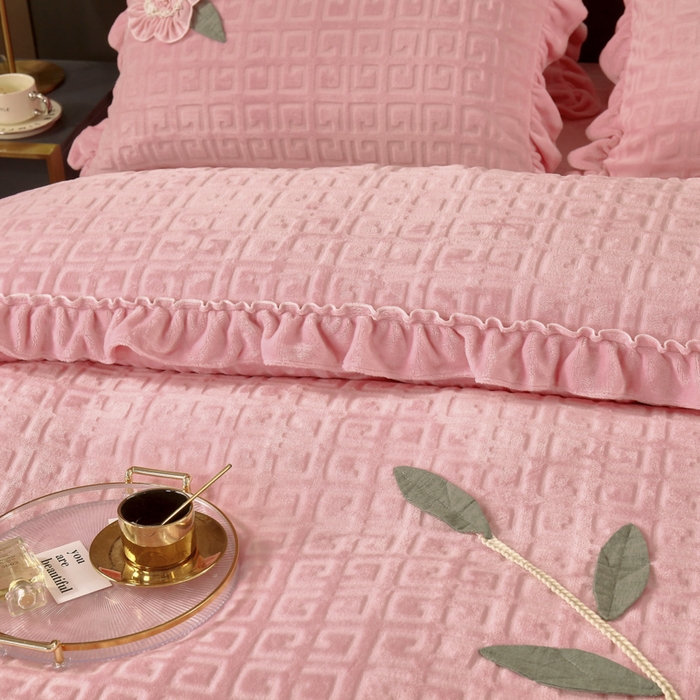 91家纺网 家纺一手货源 找家纺 兴美佳家纺 2023新款高克重兔毛绒雕花手工盘花四件套 少女粉