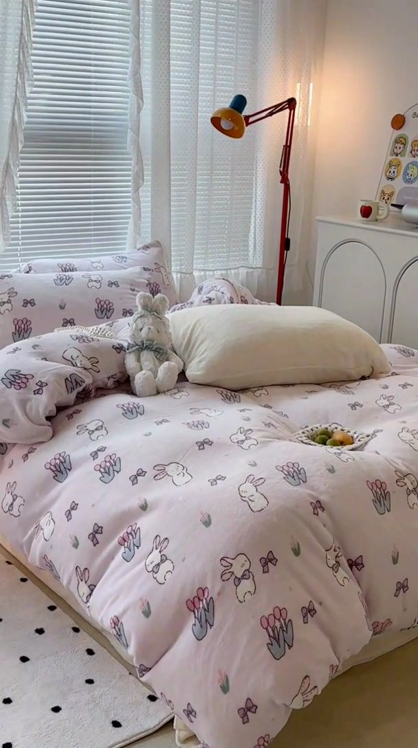 91家纺网 家纺一手货源 找家纺 昔可家纺 2023新款高克重印花牛奶绒小清新系列四件套 萌萌粉底郁金香兔