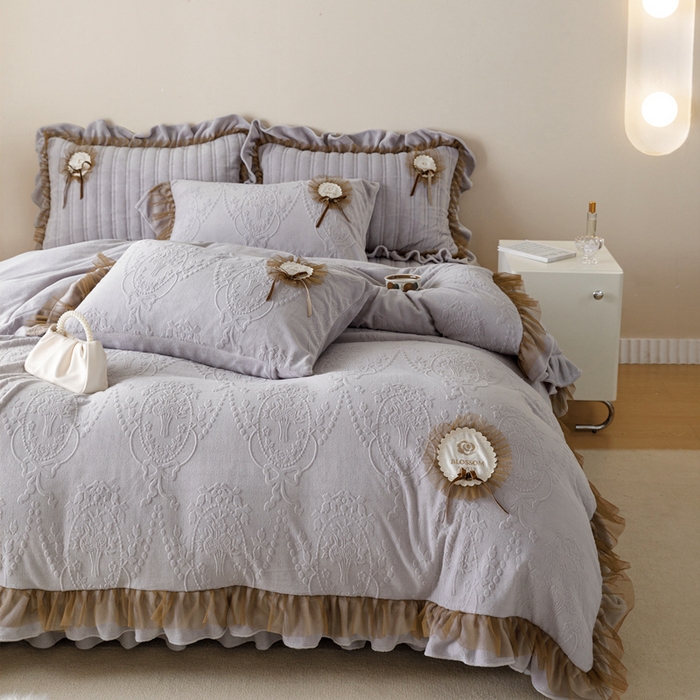 91家纺网 家纺一手货源 找家纺 2024高克重牛奶绒纯色蕾丝荷叶边夹棉单床盖单件保暖床盖三件套 千玺紫