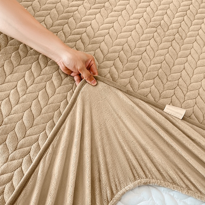 91家纺网 家纺一手货源 找家纺 欧邦 新款轻奢牛奶绒刺绣夹棉床笠三件套 茶色