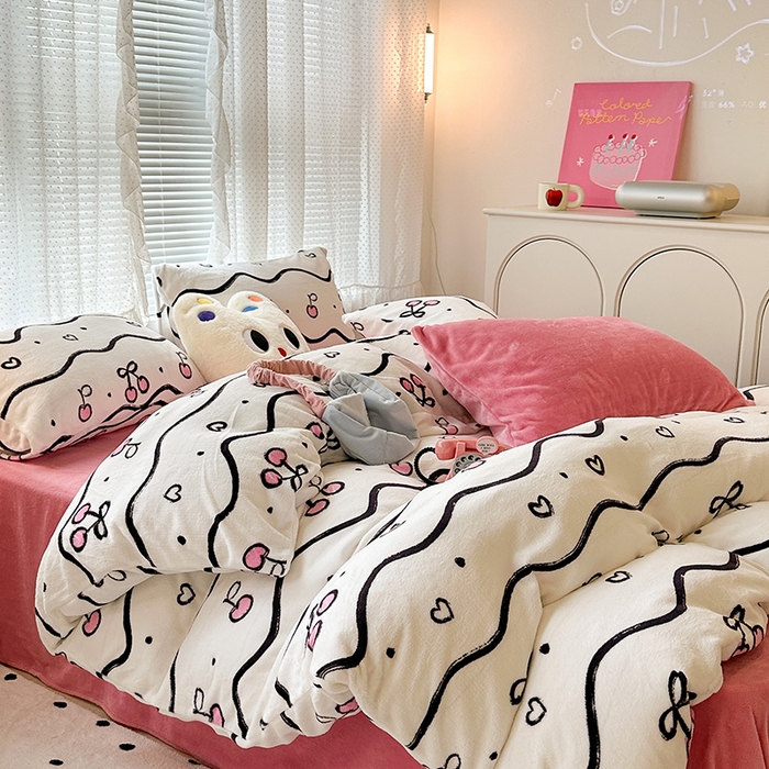 91家纺网 家纺一手货源 找家纺 昔可家纺 2023新款高克重印花牛奶绒小清新系列四件套 波纹粉樱桃