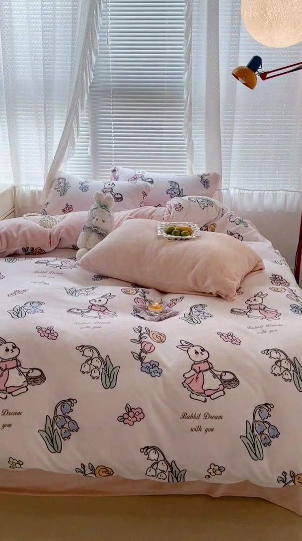 91家纺网 家纺一手货源 找家纺 昔可家纺 2023新款高克重印花牛奶绒小清新系列四件套 花篮小兔