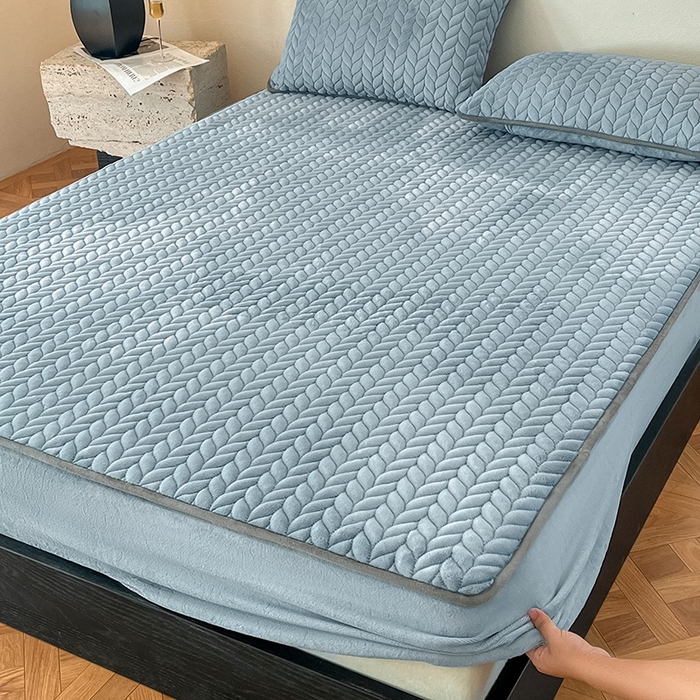 91家纺网 家纺一手货源 找家纺 欧邦 新款轻奢牛奶绒刺绣夹棉床笠三件套 蔚蓝