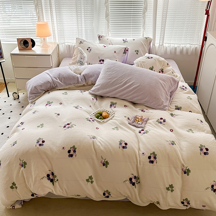 91家纺网 家纺一手货源 找家纺 昔可家纺 2023新款高克重印花牛奶绒小清新系列四件套 紫色葡萄