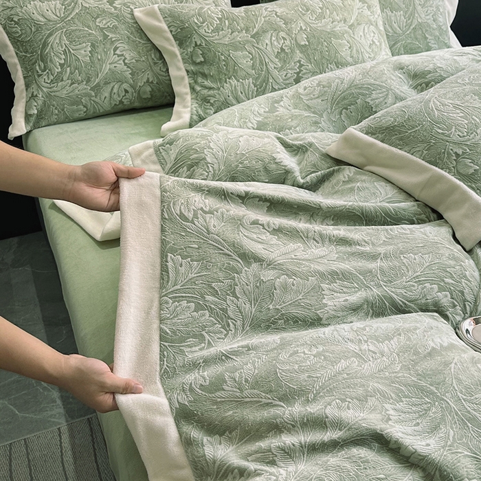 91家纺网 家纺一手货源 找家纺 宅家居 2023新款高奢加厚A类高克重浮雕花绒剪花烂花牛奶绒四件套 叶维-松绿
