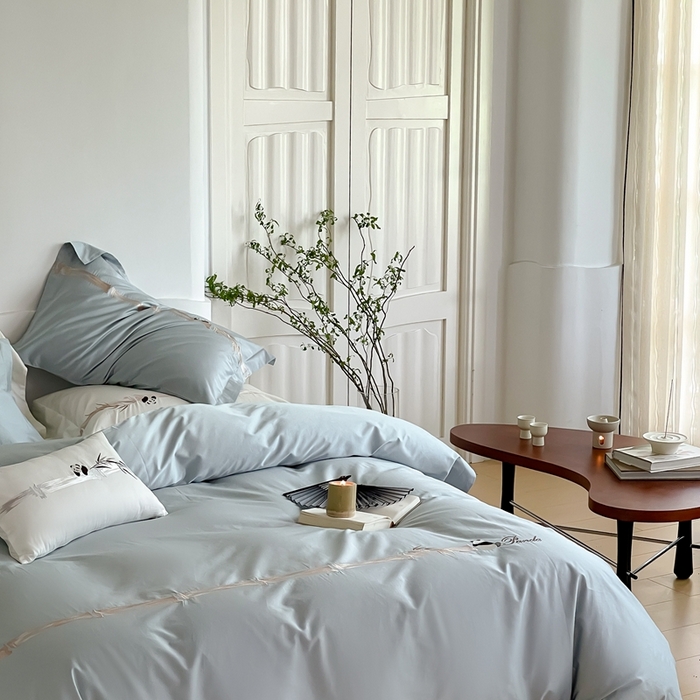 91家纺网 家纺一手货源 找家纺 沐白家居 2023长绒棉绣花四件套-奶熊起司 飘蓝