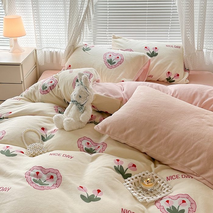 91家纺网 家纺一手货源 找家纺 昔可家纺 2023新款高克重印花牛奶绒小清新系列四件套 粉心郁金香