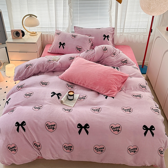 91家纺网 家纺一手货源 找家纺 昔可家纺 2023新款高克重印花牛奶绒小清新系列四件套 黑粉芭蕾少女心