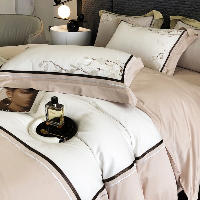 91家纺网 家纺一手货源 找家纺 沐白家居 2023长绒棉绣花四件套-花鸟山居 粉灰