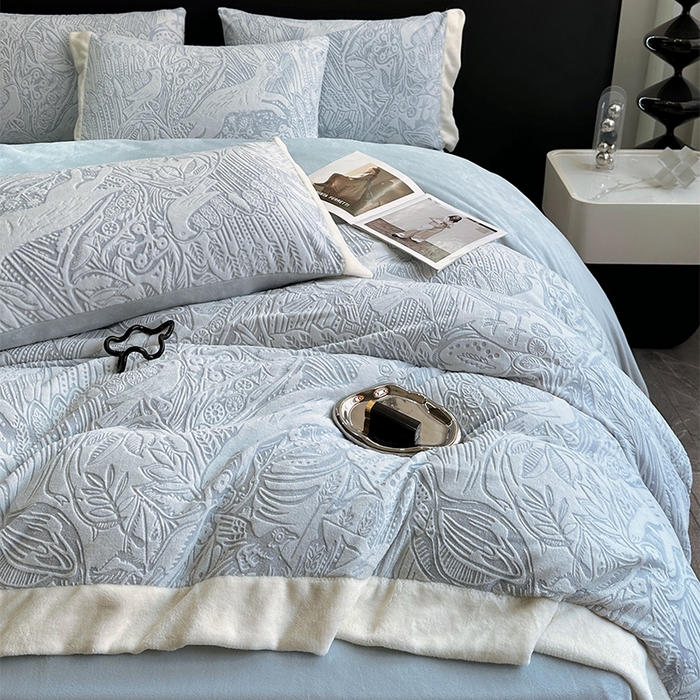 91家纺网 家纺一手货源 找家纺 宅家居 2023新款高奢加厚A类高克重浮雕花绒剪花烂花牛奶绒四件套 布鲁斯-浅蓝