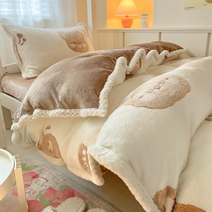 91家纺网 家纺一手货源 找家纺 川悦生活 2023新款立体雪花绒宽边学生床三件套四件套 宽边可爱熊仔