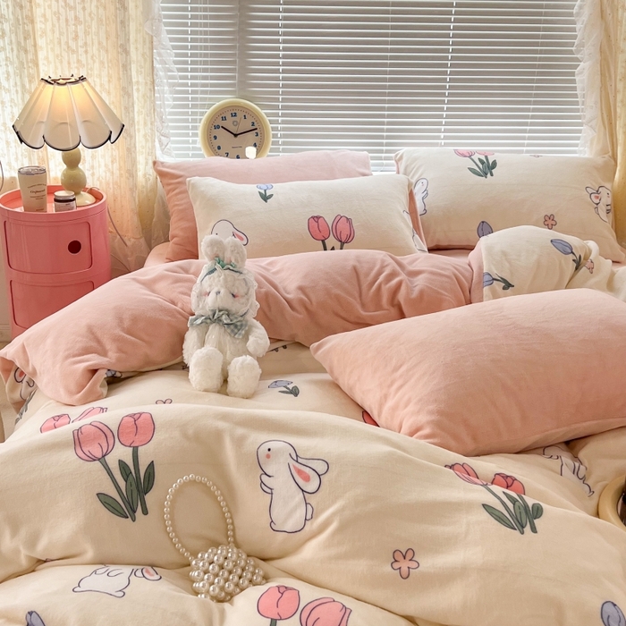 91家纺网 家纺一手货源 找家纺 昔可家纺 2023新款高克重印花牛奶绒小清新系列四件套 粉粉郁金兔