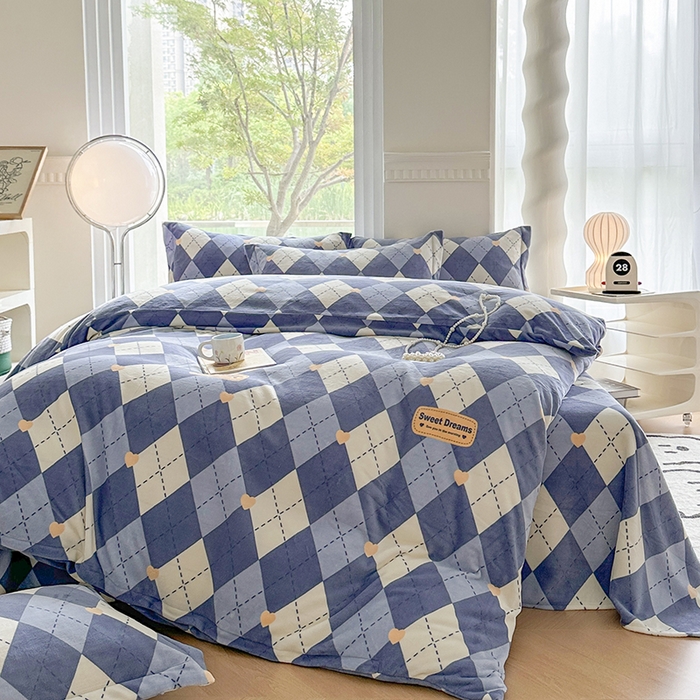 91家纺网 家纺一手货源 找家纺 2024秋冬新款牛奶绒单被套 英伦时光