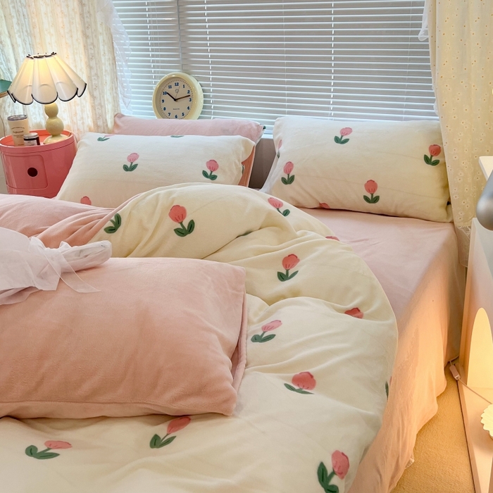 91家纺网 家纺一手货源 找家纺 昔可家纺 2023新款高克重印花牛奶绒小清新系列四件套 粉嫩小郁金2