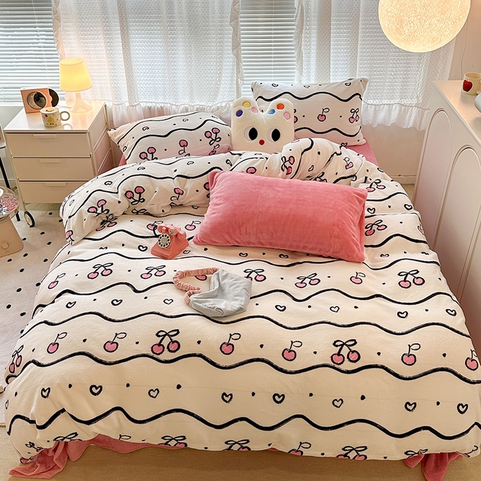 91家纺网 家纺一手货源 找家纺 昔可家纺 2023新款高克重印花牛奶绒小清新系列四件套 波纹粉樱桃