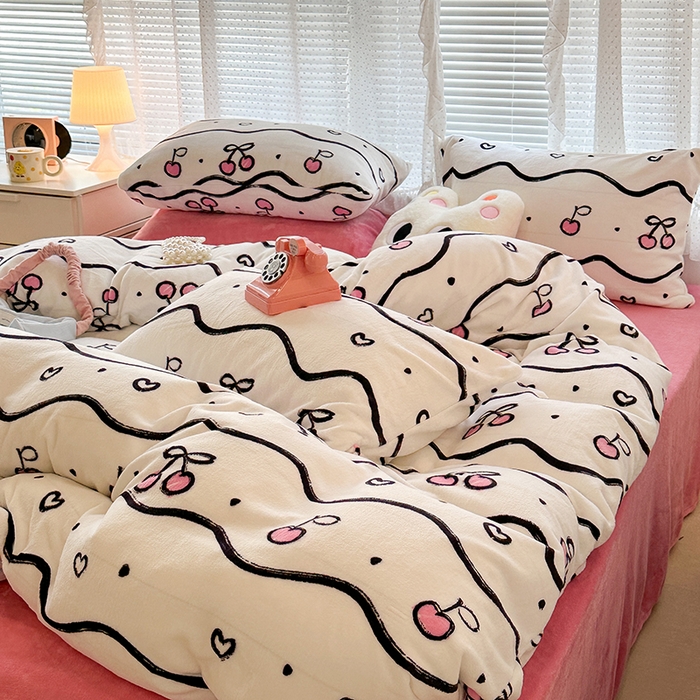 91家纺网 家纺一手货源 找家纺 昔可家纺 2023新款高克重印花牛奶绒小清新系列四件套 波纹粉樱桃