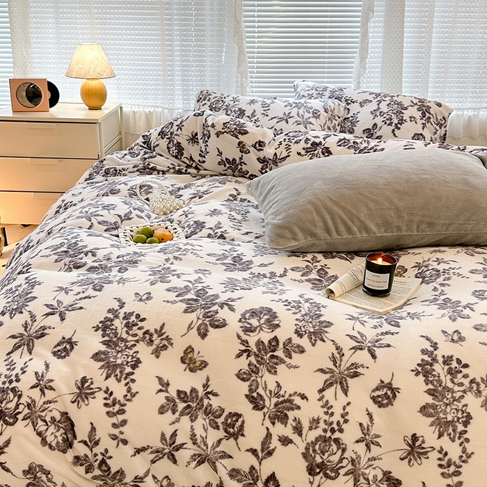 91家纺网 家纺一手货源 找家纺 昔可家纺 2023新款高克重印花牛奶绒小清新系列四件套 法式茶歇黑