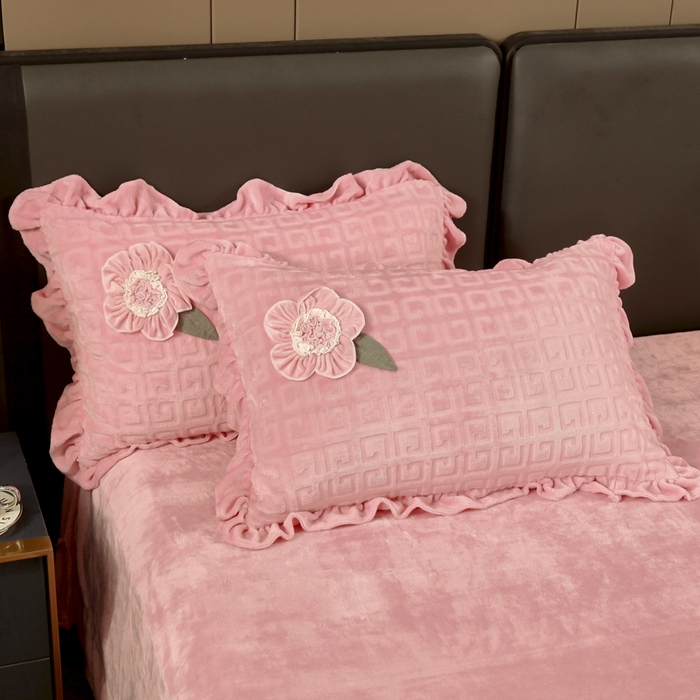 91家纺网 家纺一手货源 找家纺 兴美佳家纺 2023新款高克重兔毛绒雕花手工盘花四件套 少女粉