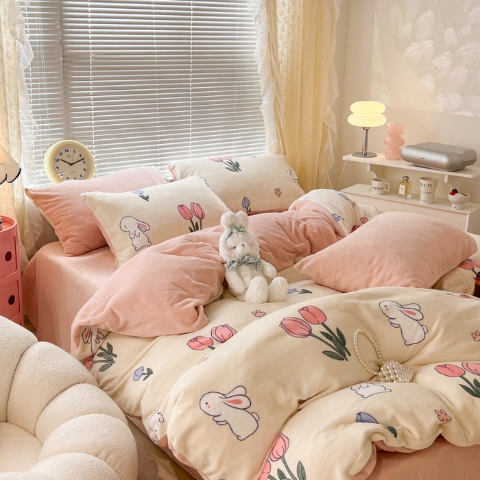 91家纺网 家纺一手货源 找家纺 昔可家纺 2023新款高克重印花牛奶绒小清新系列四件套 粉粉郁金兔