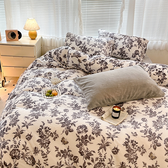 91家纺网 家纺一手货源 找家纺 昔可家纺 2023新款高克重印花牛奶绒小清新系列四件套 法式茶歇黑