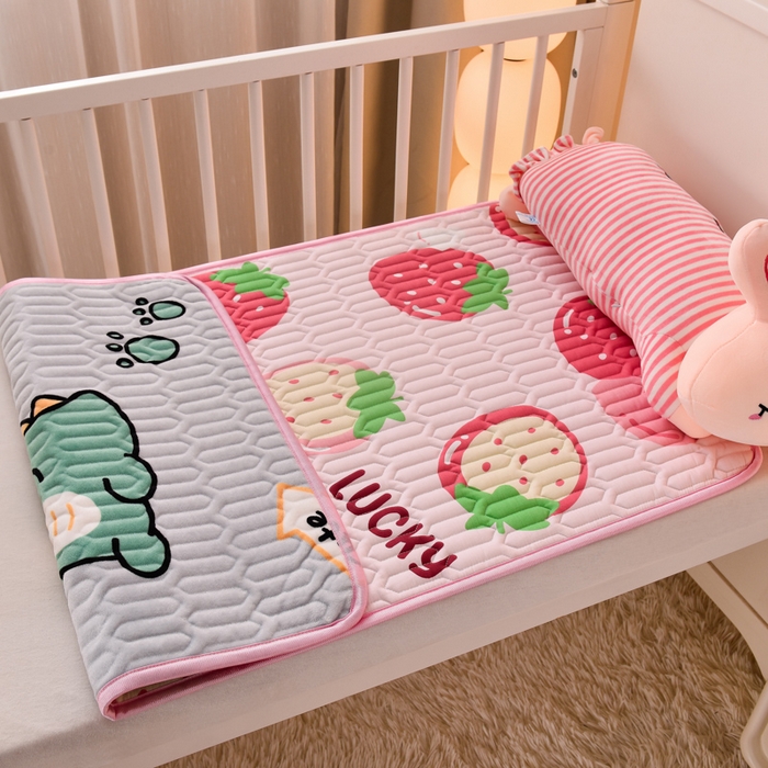91家纺网 家纺一手货源 找家纺 床笠人家 2025新款A棉B绒-双面防水护理垫儿童床 幸运草莓