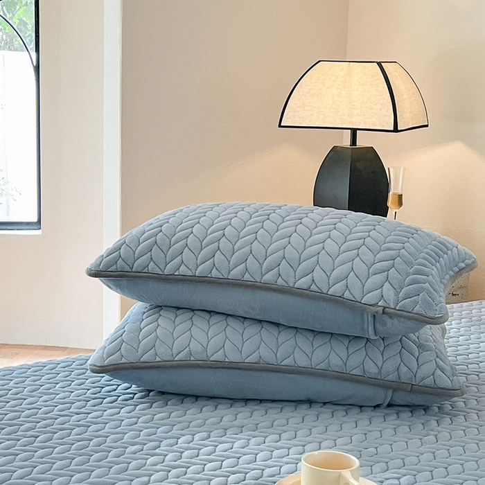 91家纺网 家纺一手货源 找家纺 欧邦 新款轻奢牛奶绒刺绣夹棉床笠三件套 蔚蓝