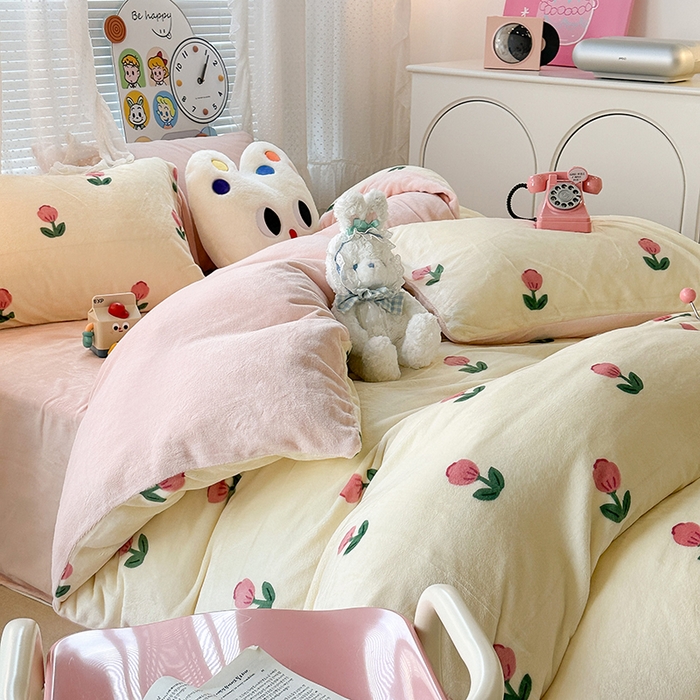 91家纺网 家纺一手货源 找家纺 昔可家纺 2023新款高克重印花牛奶绒小清新系列四件套 粉嫩小郁金