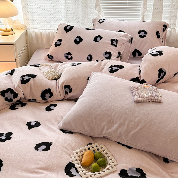 91家纺网 家纺一手货源 找家纺 昔可家纺 2023新款高克重印花牛奶绒小清新系列四件套 粉紫豹纹