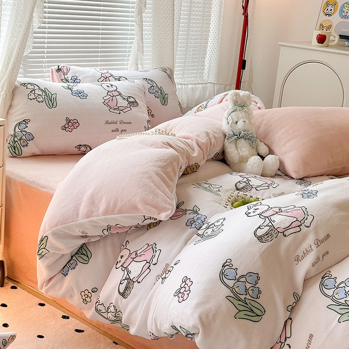 91家纺网 家纺一手货源 找家纺 昔可家纺 2023新款高克重印花牛奶绒小清新系列四件套 花篮小兔