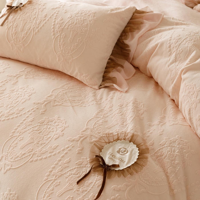 91家纺网 家纺一手货源 找家纺 2024高克重牛奶绒纯色蕾丝荷叶边夹棉单床盖单件保暖床盖三件套 千玺粉