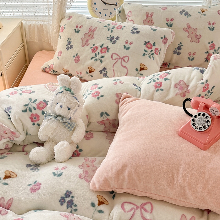 91家纺网 家纺一手货源 找家纺 昔可家纺 2023新款高克重印花牛奶绒小清新系列四件套 粉色丝带小兔几