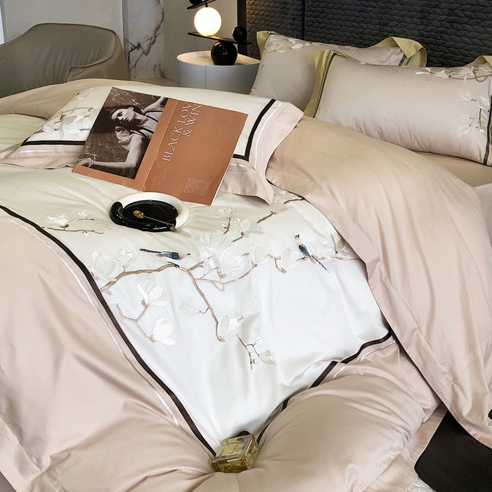 91家纺网 家纺一手货源 找家纺 沐白家居 2023长绒棉绣花四件套-花鸟山居 粉灰