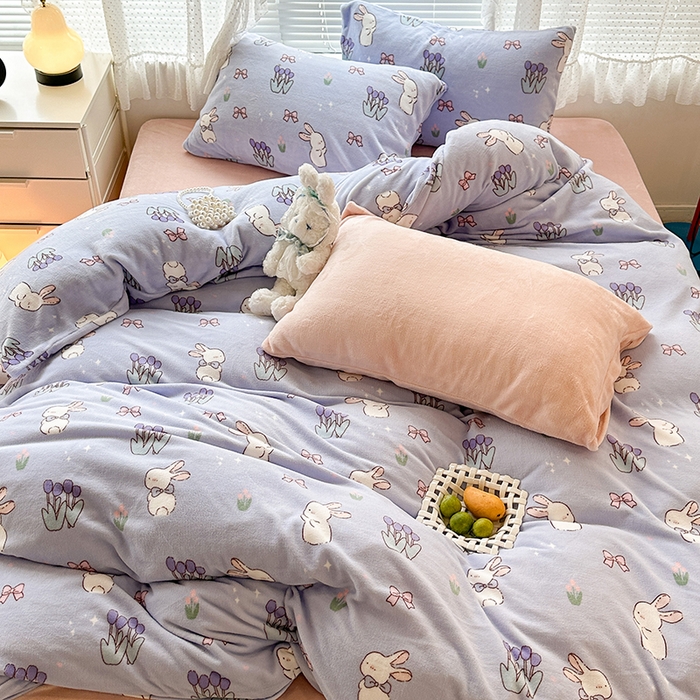 91家纺网 家纺一手货源 找家纺 昔可家纺 2023新款高克重印花牛奶绒小清新系列四件套 萌萌紫底郁金香兔