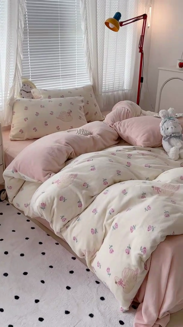 91家纺网 家纺一手货源 找家纺 昔可家纺 2023新款高克重印花牛奶绒小清新系列四件套 天鹅玫瑰