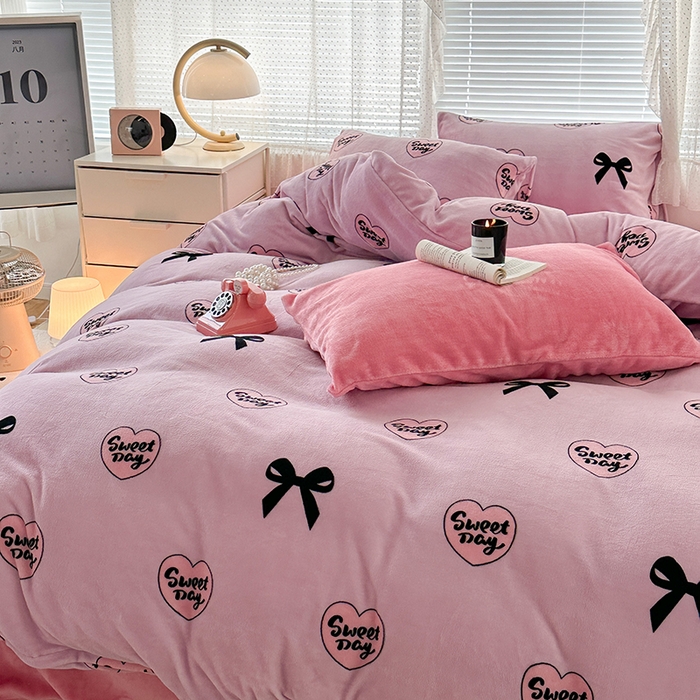 91家纺网 家纺一手货源 找家纺 昔可家纺 2023新款高克重印花牛奶绒小清新系列四件套 黑粉芭蕾少女心