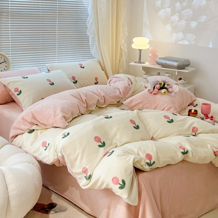 91家纺网 家纺一手货源 找家纺 昔可家纺 2023新款高克重印花牛奶绒小清新系列四件套 粉嫩小郁金2