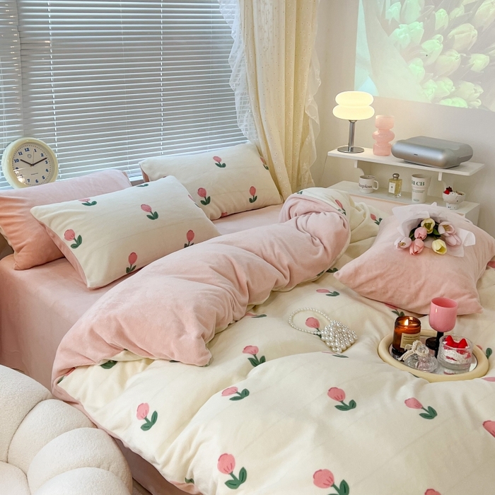 91家纺网 家纺一手货源 找家纺 昔可家纺 2023新款高克重印花牛奶绒小清新系列四件套 粉嫩小郁金2