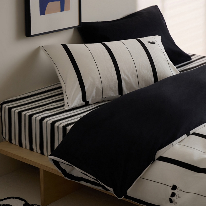 91家纺网 家纺一手货源 找家纺 雅居纺家纺 2023新款13070全棉混搭绣花款四件套 黑白条纹