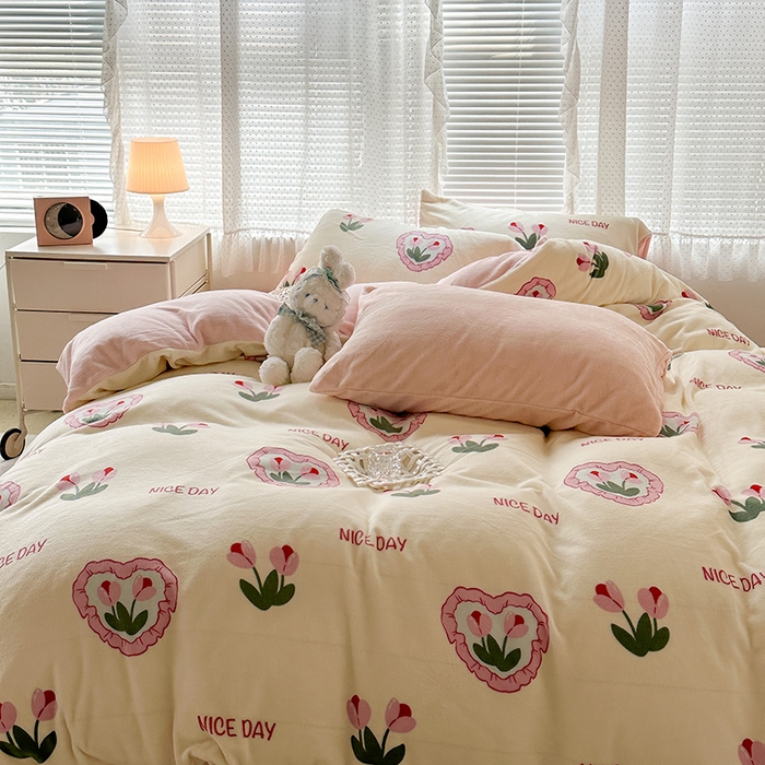 91家纺网 家纺一手货源 找家纺 昔可家纺 2023新款高克重印花牛奶绒小清新系列四件套 粉心郁金香