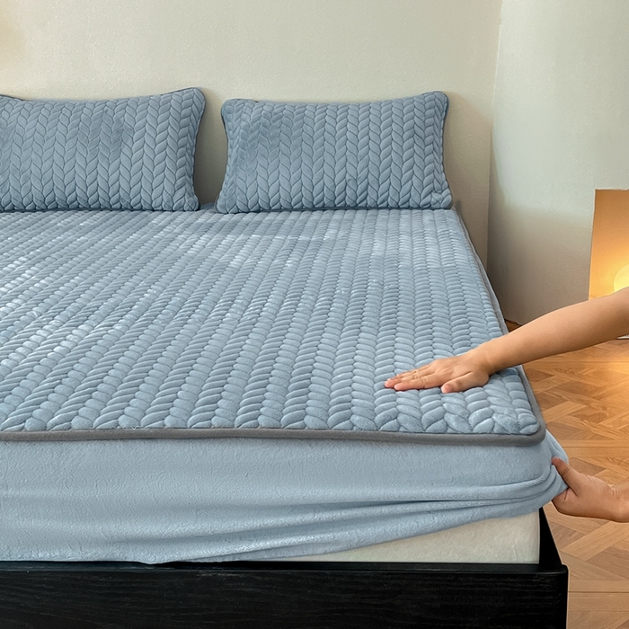 91家纺网 家纺一手货源 找家纺 欧邦 新款轻奢牛奶绒刺绣夹棉床笠三件套 蔚蓝