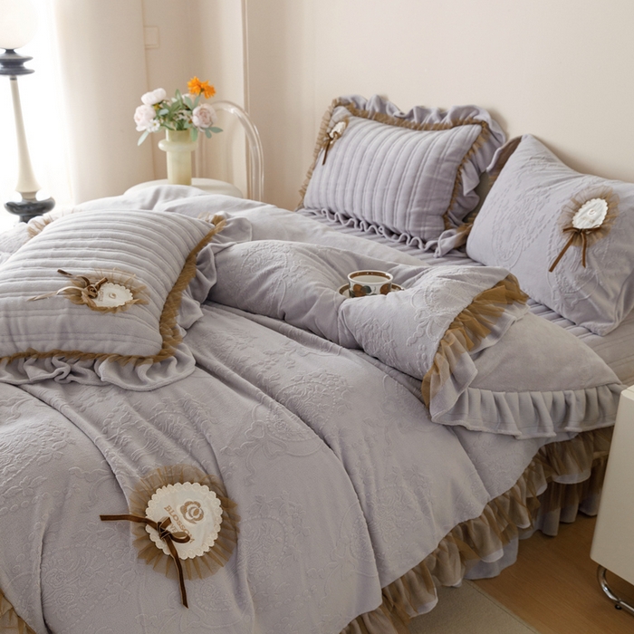 91家纺网 家纺一手货源 找家纺 2024高克重牛奶绒纯色蕾丝荷叶边夹棉单床盖单件保暖床盖三件套 千玺紫
