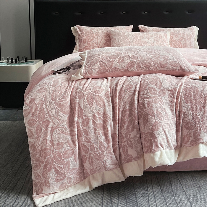 91家纺网 家纺一手货源 找家纺 宅家居 2023新款高奢加厚A类高克重浮雕花绒剪花烂花牛奶绒四件套 爱意浓-粉色