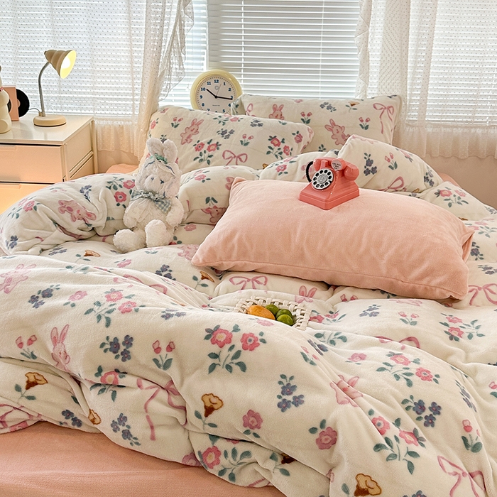 91家纺网 家纺一手货源 找家纺 昔可家纺 2023新款高克重印花牛奶绒小清新系列四件套 粉色丝带小兔几