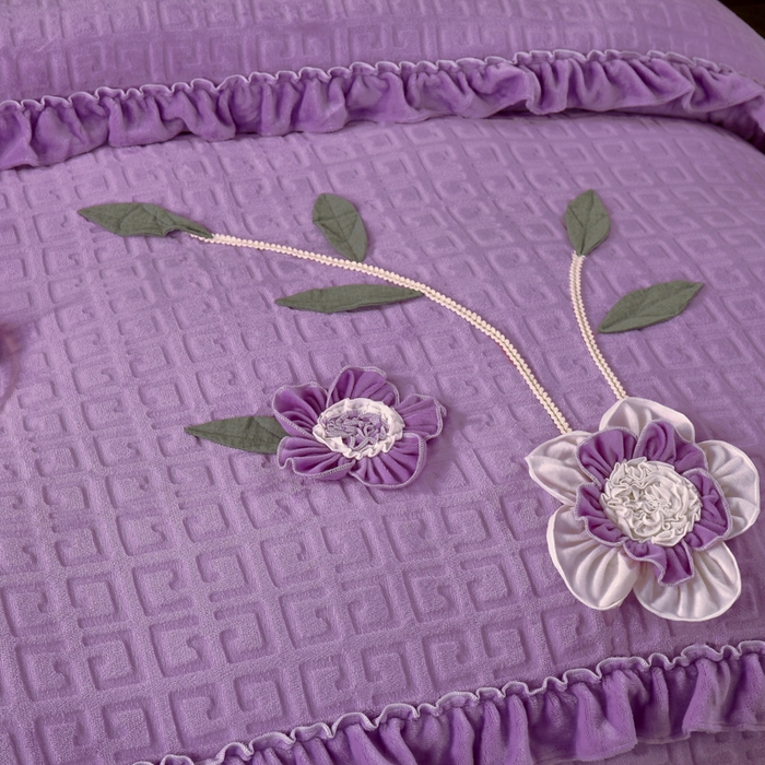 91家纺网 家纺一手货源 找家纺 兴美佳家纺 2023新款高克重兔毛绒雕花手工盘花四件套 雪青