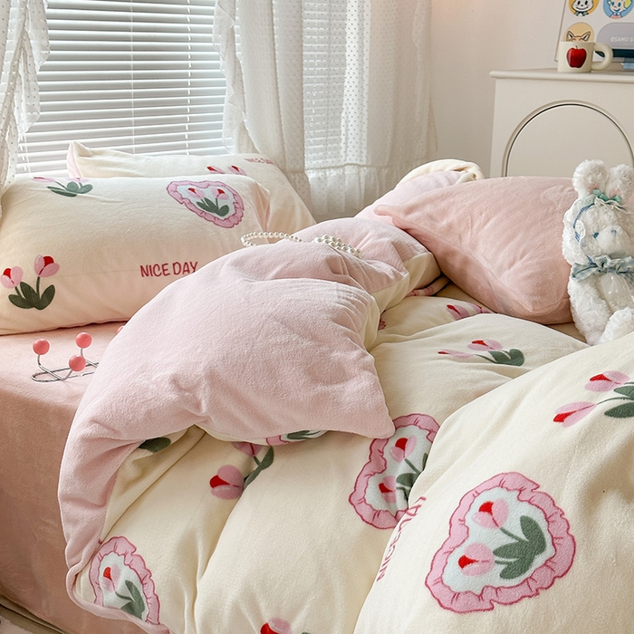 91家纺网 家纺一手货源 找家纺 昔可家纺 2023新款高克重印花牛奶绒小清新系列四件套 粉心郁金香