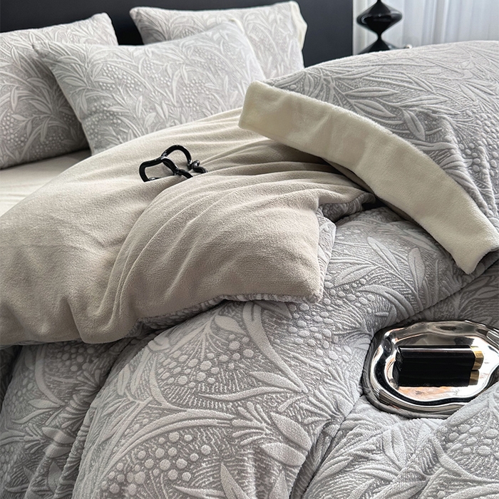 91家纺网 家纺一手货源 找家纺 宅家居 2023新款高奢加厚A类高克重浮雕花绒剪花烂花牛奶绒四件套 芳华-灰咖