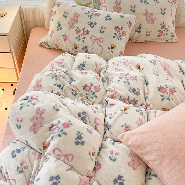 91家纺网 家纺一手货源 找家纺 昔可家纺 2023新款高克重印花牛奶绒小清新系列四件套 粉色丝带小兔几